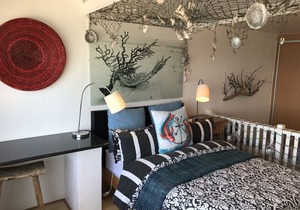 Awesome views over Table Bay. Spectacular sunrises/sunsets! 50 meters to beach.