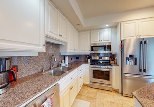 Broken Top townhome with private hot tub, deck, grill, fast WiFi, & washer/dryer in Bend