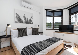 Chic Apartment in Quiet Green Point | Pool Access