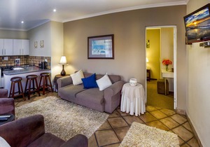 Cozy guest room with double bed, sofa bed and kitchen, near Port Elizabeth