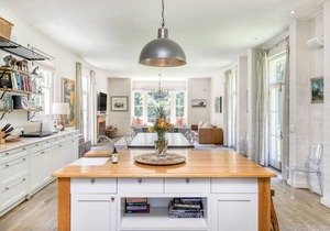 Large 6 bedroom home on Constantia wine-farm