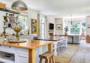 Large 6 bedroom home on Constantia wine-farm