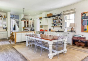 Large 6 bedroom home on Constantia wine-farm