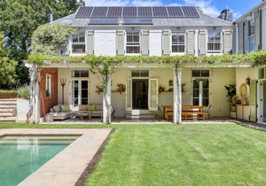 Large 6 bedroom home on Constantia wine-farm