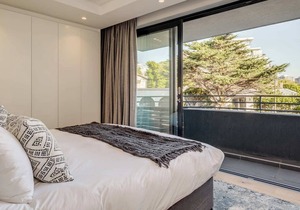 Lock up and Go Apartment in Sea Point (D on S)