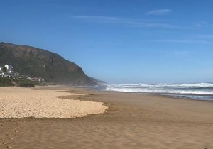 Lovely flat walking distance to Glentana beach