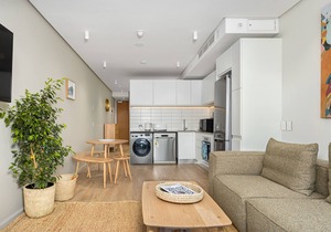 Luxe 117 on Strand Studio, Mountain Views