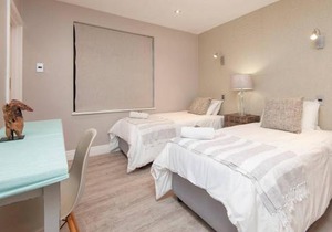 Marine Court 5 by BACK IN TOWN - 2Bedroom Ocean-facing Apt in Hermanus Centre