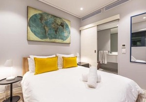 Outdoor pool Apartment, Gym, Bar & views