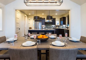 PERFECT! Gorgeous finishes ~ heated resort pool ~ Bend/Bachelor ~ hot tub ~ BBQ in Bend