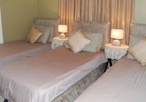 Savoy Lodge with Breakfast included! - nice Budget Triple Room 2