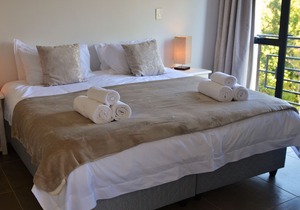 Self contained 4 bedroom luxury accommodation with pool set in Villa Honeysuckl