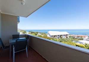 Spacious Camps Bay Apartment with Amazing Views!