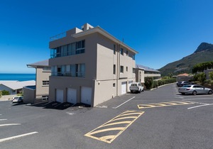Spacious Camps Bay Apartment with Amazing Views!