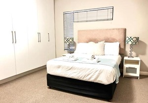 Spacious Modern 1 bedroom apartment near Canal Walk
