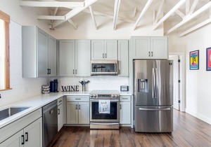 Speakeasy & Pool · 2BR Sleeps 6 · Dog-Friendly in Nashville
