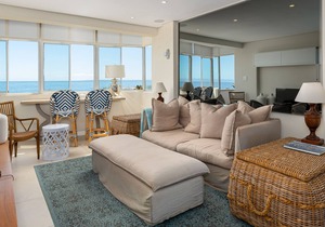 Stunning 2 Bedroom Apartment Overlooking The Famous Beach Promenade!