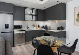 Vibrant Signature Apartment - Balcony - Netflix