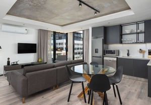 Vibrant Signature Apartment - Balcony - Netflix