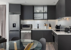 Vibrant Signature Apartment - Balcony - Netflix