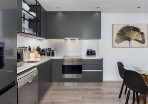 Vibrant Signature Apartment - Balcony - Netflix