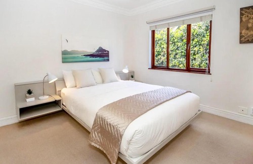 Sea Point Apartment | 1 Bed apartment in beautiful Planet Africa