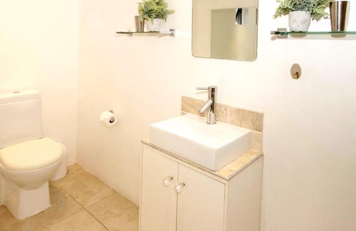 Sea Point Apartment | 1 Bed apartment in beautiful Planet Africa