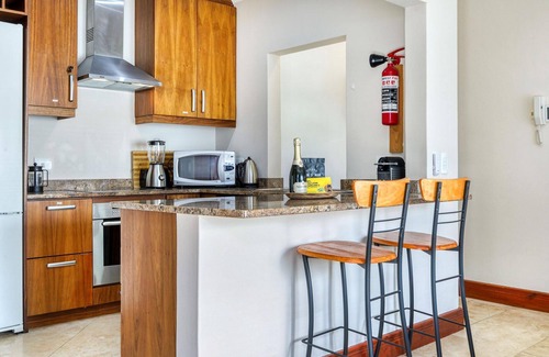 Camps Bay Apartment | 1 Bedroom 1 Bathroom 50sqm Apartment with Mountain Views