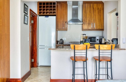 Camps Bay Apartment | 1 Bedroom 1 Bathroom 50sqm Apartment with Mountain Views