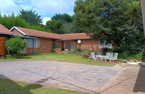 Greater Johannesburg Metropolitan Area Apartment | 100 m² Apartment ∙ 2 bedrooms ∙ 4 guests