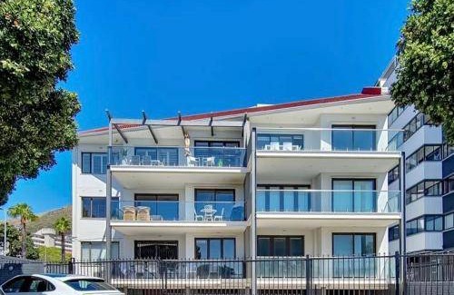 Three Anchor Bay Apartment | 100 m² Apartment ∙ 2 bedrooms ∙ 4 guests