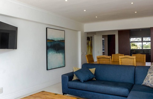 Mouille Point Apartment | 100 m² Apartment ∙ 2 bedrooms ∙ 4 guests