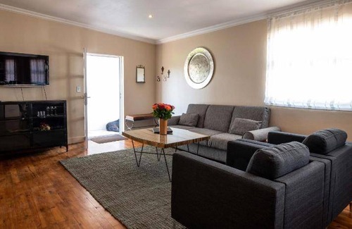 Drakenstein House | 100 m² House ∙ 2 bedrooms ∙ 5 guests