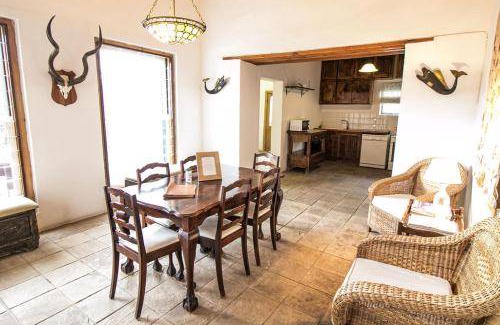 Graaff-Reinet House | 100 m² House ∙ 4 bedrooms ∙ 8 guests