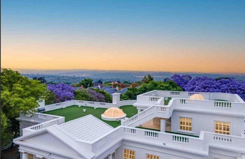 Greater Johannesburg Metropolitan Area House | 1000 m² House ∙ 4 bedrooms ∙ 9 guests