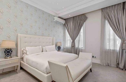 Greater Johannesburg Metropolitan Area House | 1000 m² House ∙ 4 bedrooms ∙ 9 guests