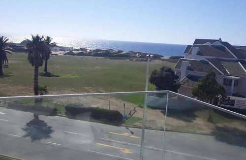 Pollok Beach Apartment | 101 m² Apartment ∙ 2 bedrooms ∙ 5 guests