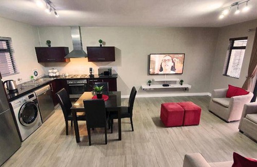 Century City Apartment | 103 m² Apartment ∙ 2 bedrooms ∙ 127 guests