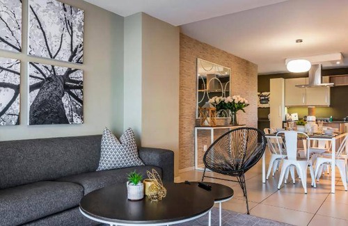 Greater Johannesburg Metropolitan Area Apartment | 120 m² Apartment ∙ 2 bedrooms ∙ 127 guests