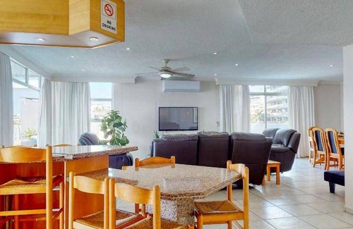 Margate Beach Apartment | 125 m² Apartment ∙ 3 bedrooms ∙ 6 guests