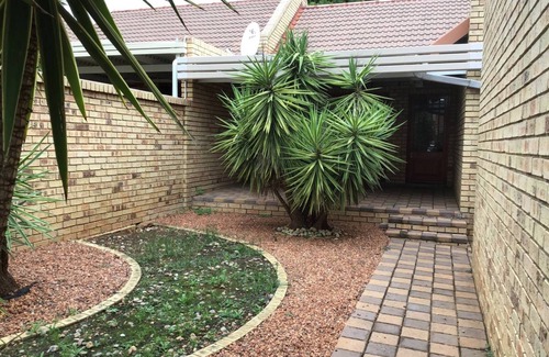 Bloemfontein House | 125 m² House ∙ 2 bedrooms ∙ 4 guests