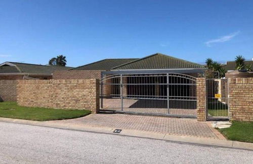 Summerstrand House | 15 m² House ∙ 6 bedrooms ∙ 10 guests