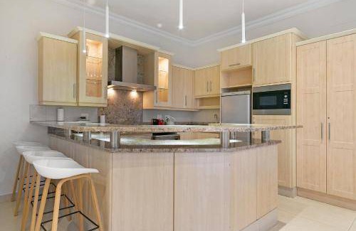 Constantia Villa | 1500 m² Villa ∙ 9 bedrooms ∙ 18 guests