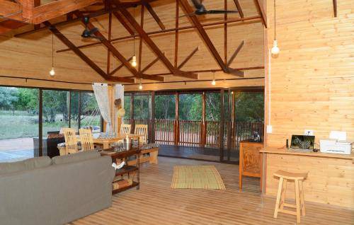 Thorny Bush Game Reserve Cabin | 175 m² Lodge ∙ 2 bedrooms ∙ 127 guests