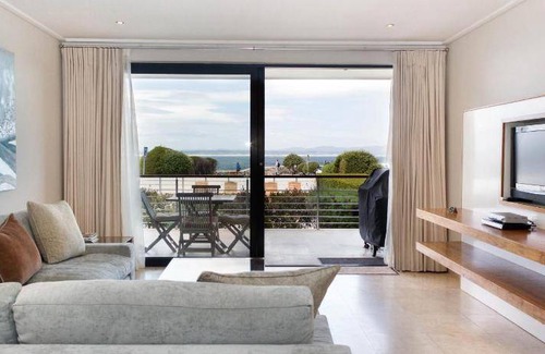 Hermanus City-Centre Apartment | 177 m² Apartment ∙ 2 bedrooms ∙ 127 guests