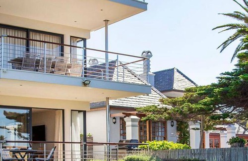 Hermanus City-Centre Apartment | 177 m² Apartment ∙ 2 bedrooms ∙ 127 guests