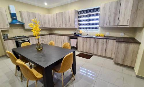 Athlone Apartment | 180 m² Apartment ∙ 3 bedrooms ∙ 6 guests