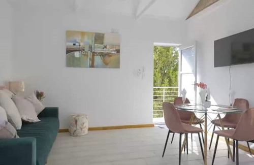 Constantia House | 2 Bedroom Apartment with Pool Access