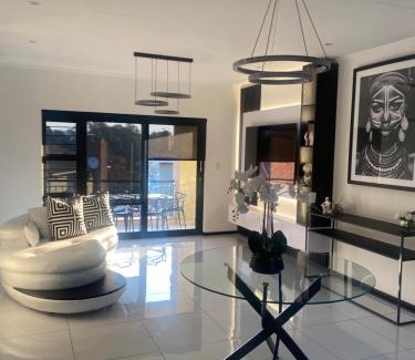 Douglasdale Apartment | 2 Bedroom Near Monte Casino