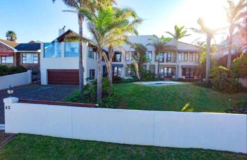 Jeffreys Bay Bed & Breakfast | 20 m² Bed and breakfast ∙ 2 bedrooms ∙ 4 guests